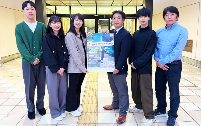 学生が制作した「立川シティハーフマラソン2024」の参加者募集ポスター が立川市周辺の駅・体育館等100ヶ所にて掲出されました！